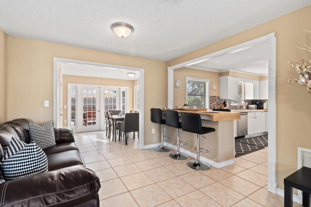 Cozy Family Getaway. Heated Pool And Holiday home Bradenton