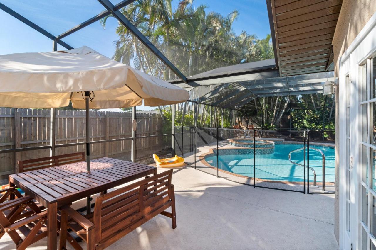 Cozy Family Getaway. Heated Pool And Holiday home *